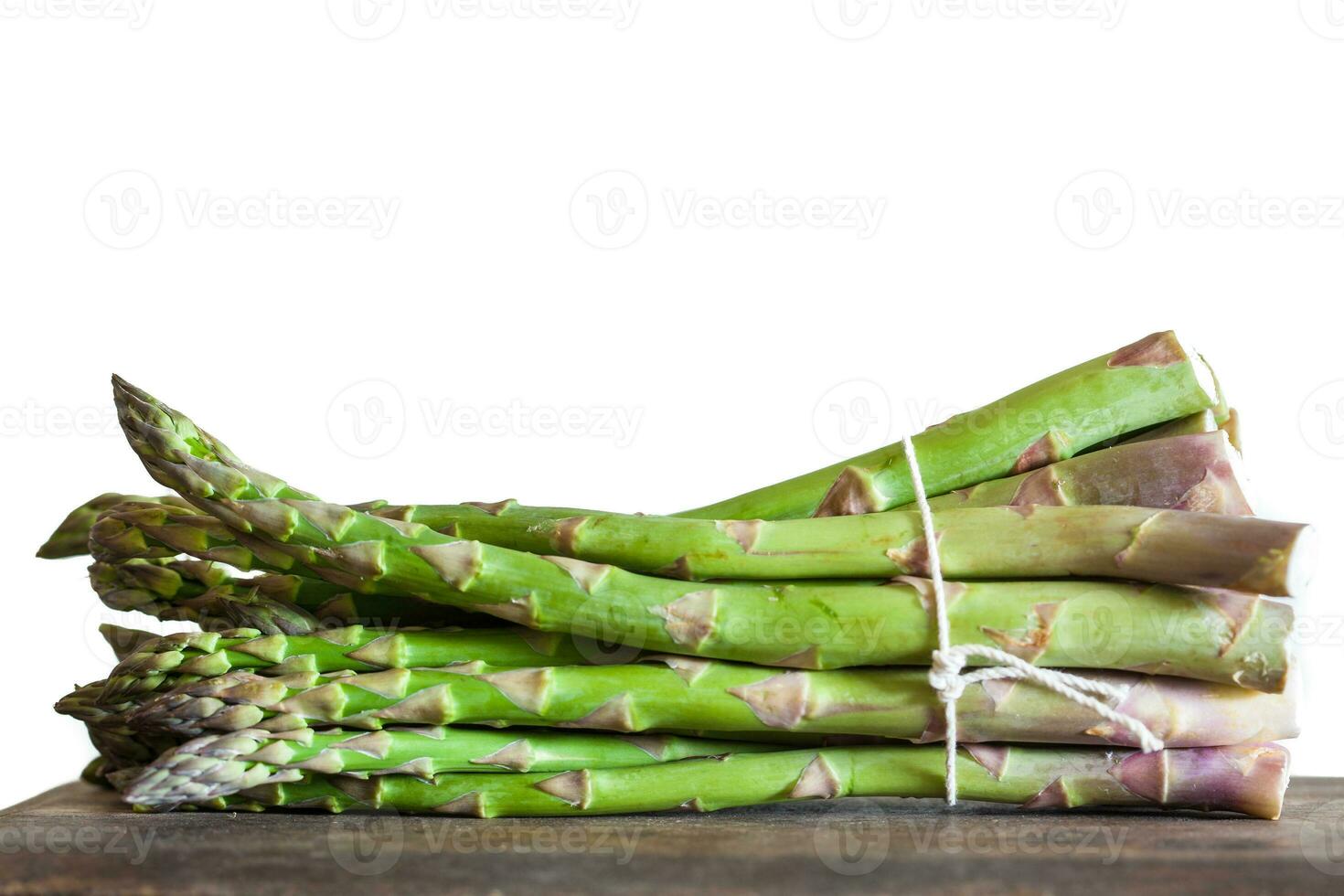 agrupar do fresco verde espargos em branco fundo foto