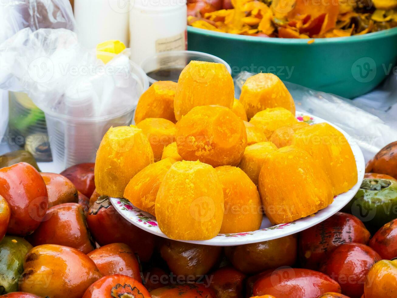 rua vendendo do a exótico tropical fruta chamado chontaduro. bactéria gasipaes foto