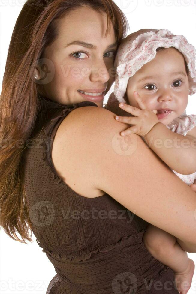 feliz lindo jovem mãe e dela bebê menina em branco fundo foto