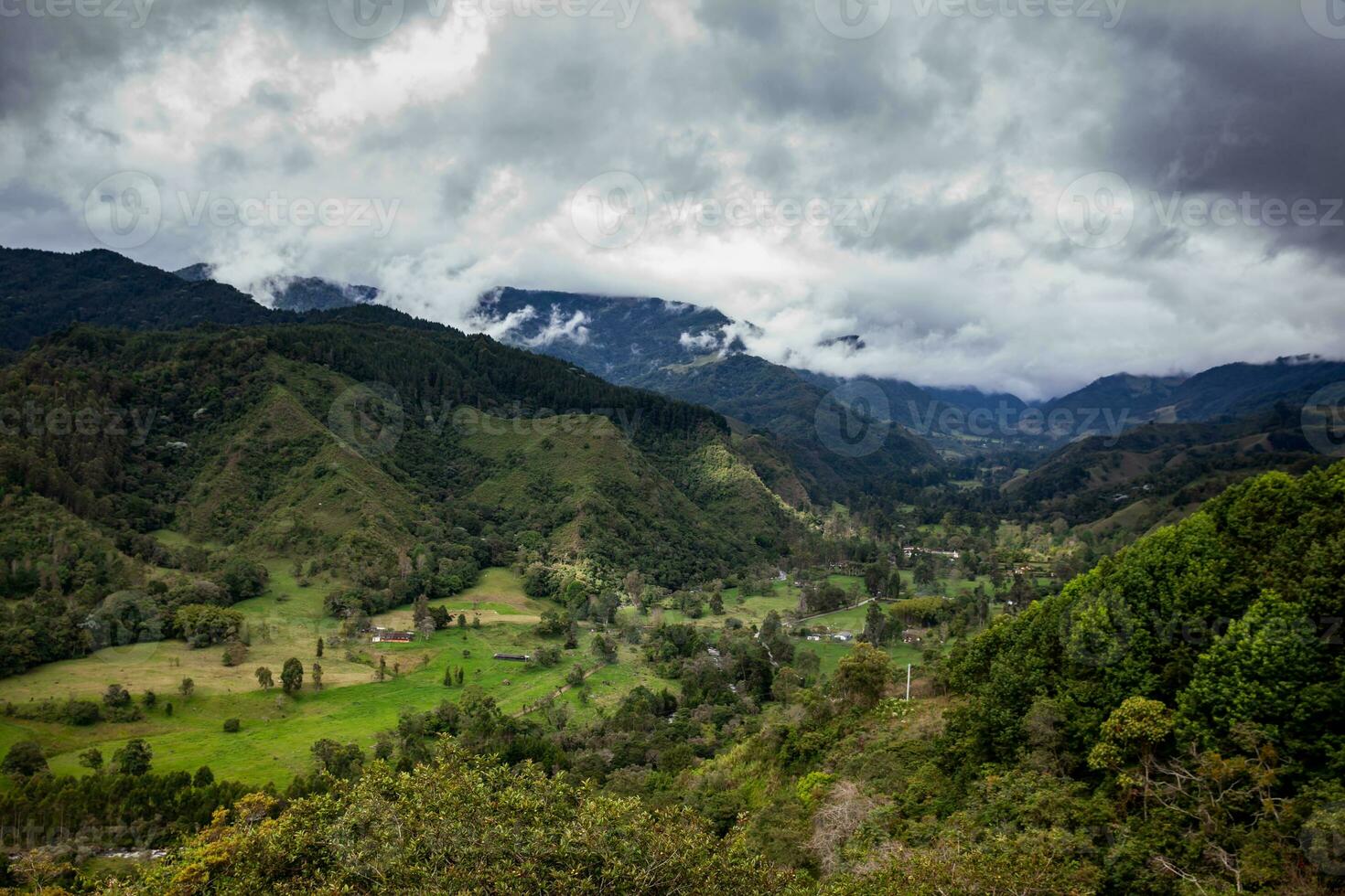 lindo panorama a partir de a Visão ponto sobre a cocora vale dentro Salento, localizado em a região do quindio dentro Colômbia foto