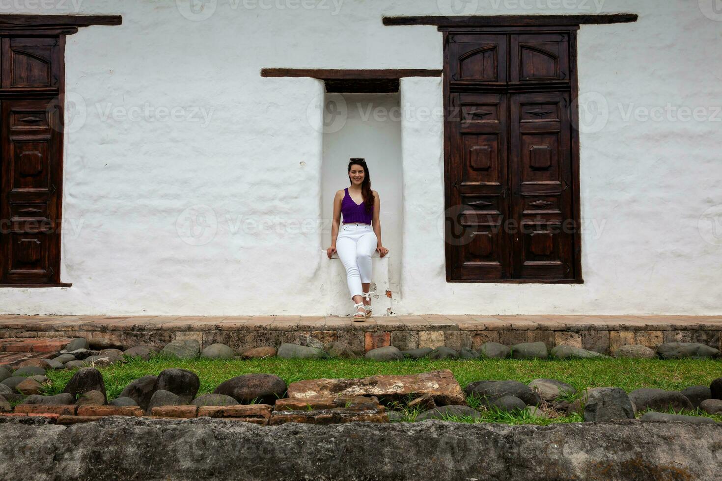 lindo jovem mulher às a histórico la trocado Igreja localizado dentro a cali cidade centro da cidade dentro Colômbia foto