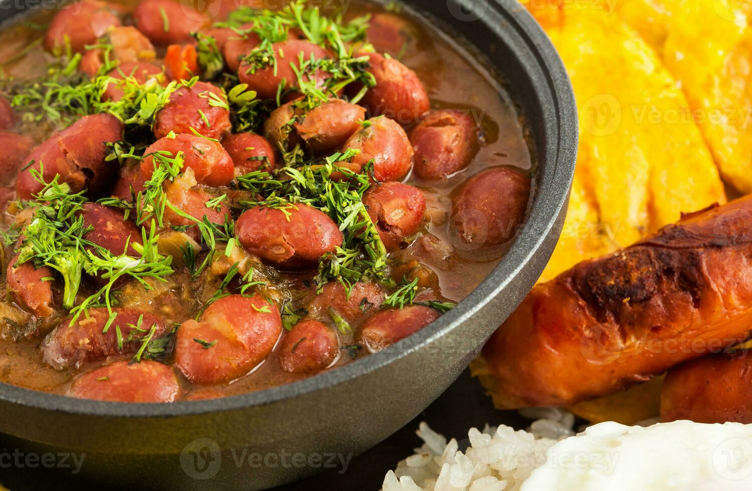 tradicional colombiano prato chamado banda paisa uma prato típica do Medellin este inclui carne, feijões, ovo e bananeira foto