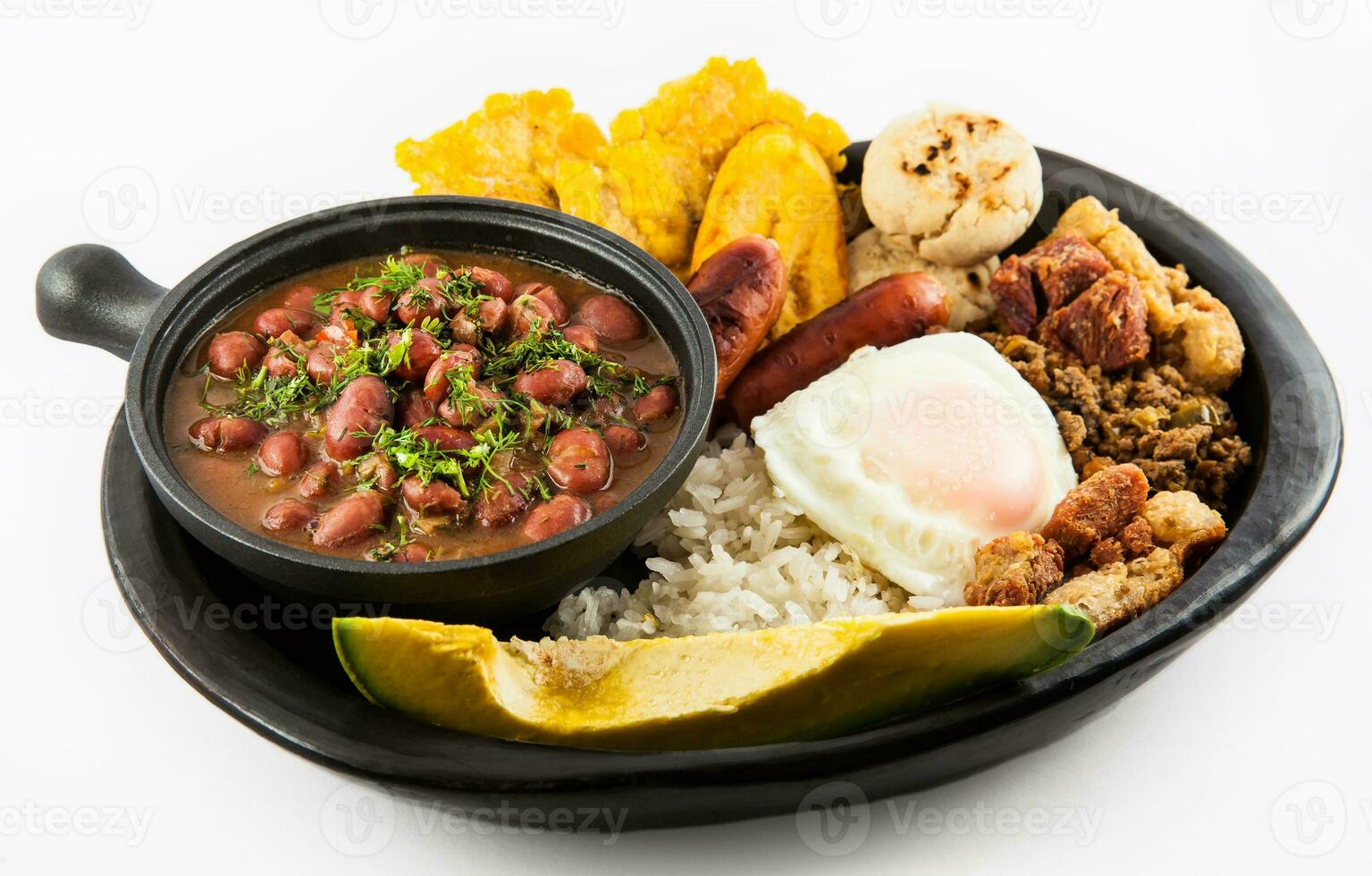tradicional colombiano prato chamado banda paisa uma prato típica do Medellin este inclui carne, feijões, ovo e bananeira foto