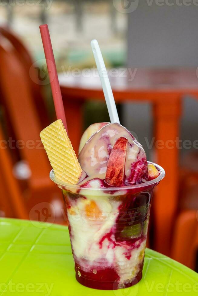 tradicional doce água gelo com frutas chamado cholado dentro a cidade do cali dentro Colômbia foto