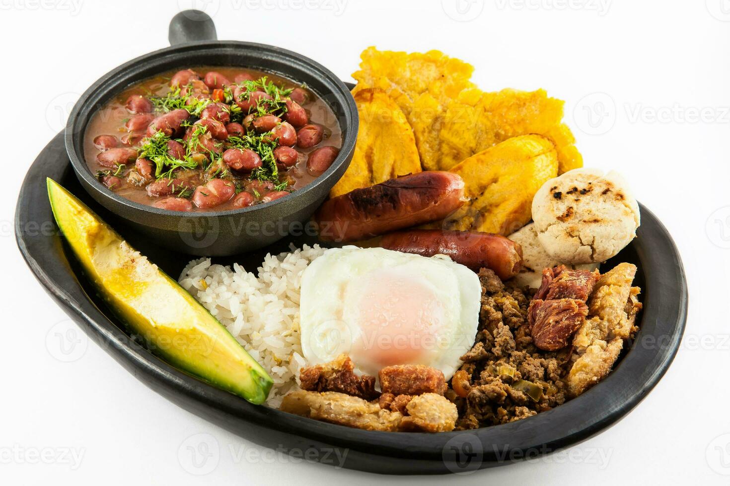 tradicional colombiano prato chamado banda paisa uma prato típica do Medellin este inclui carne, feijões, ovo e bananeira foto