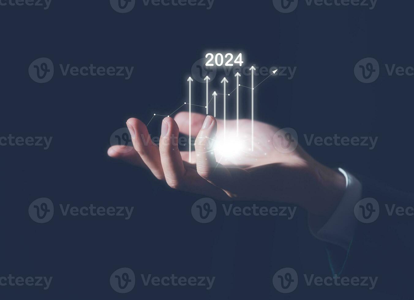 2024 o negócio planejamento e estratégia conceito, homem de negocios segurando virtual ícone do a ano 2024, marketing financeiro e pesquisa análise, investimento tendências Próximo Novo ano foto