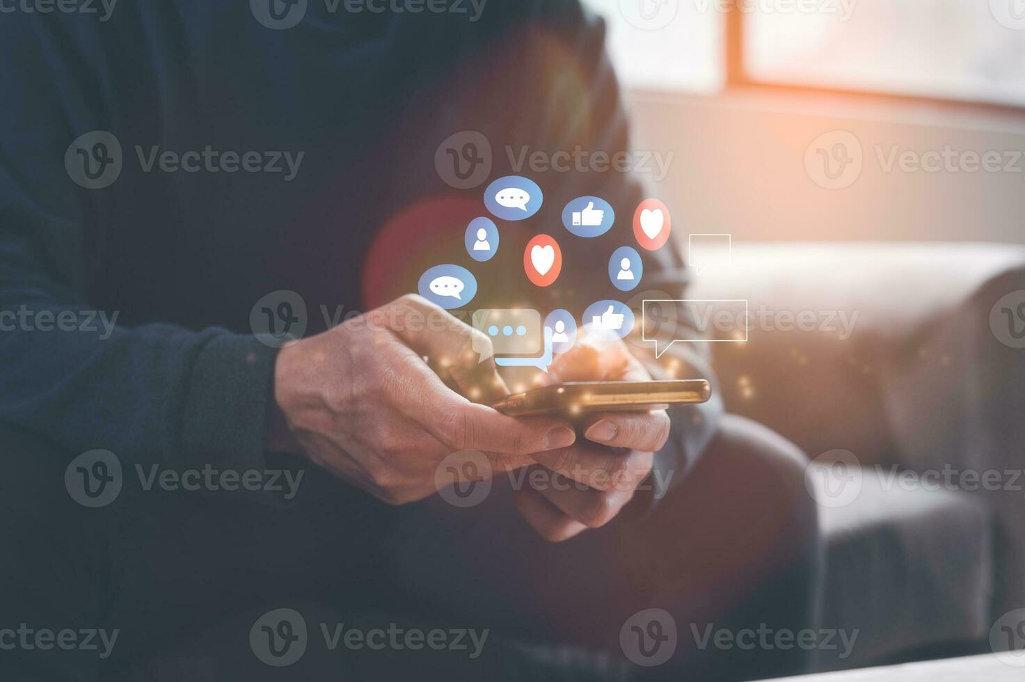 social meios de comunicação plataforma Internet rede conceito, homem usando Smartphone enviando recebendo social meios de comunicação conexão ícone amor coração contato mensagem polegar acima em conectados rede foto