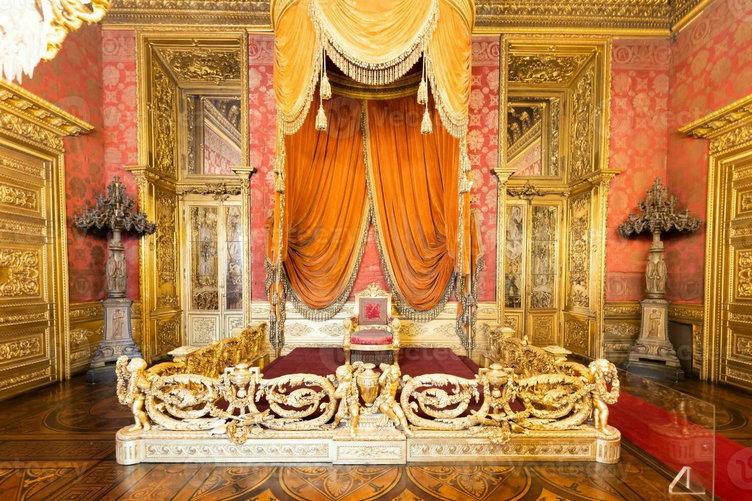 real Palácio trono sala. luxo elegante antigo interior, cerca de 1860 foto