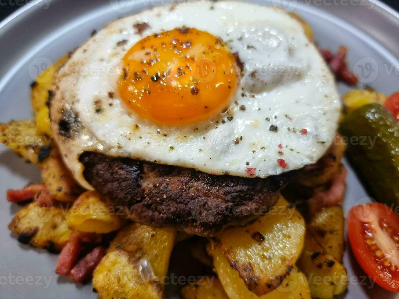 contrafilé uma la meier bife com frito ovos e assado batatas foto