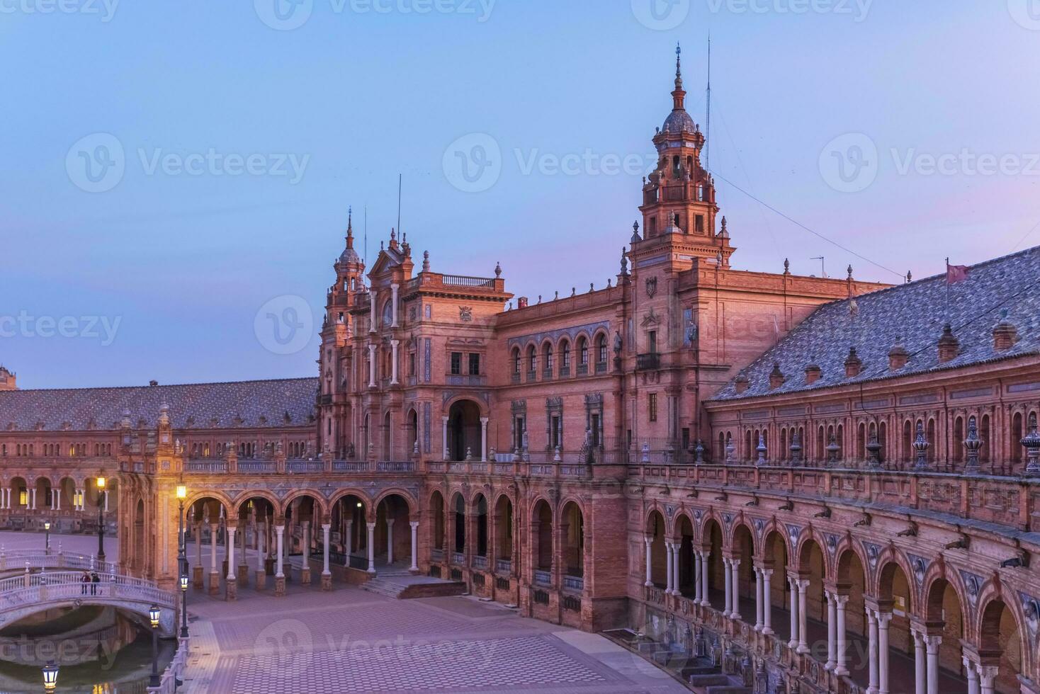 praça de espana é uma quadrado localizado dentro sevilha, Espanha e estava construído para a ibero-americano exposição, e isto tem a importante Lugar, colocar dentro espanhol arquitetura foto