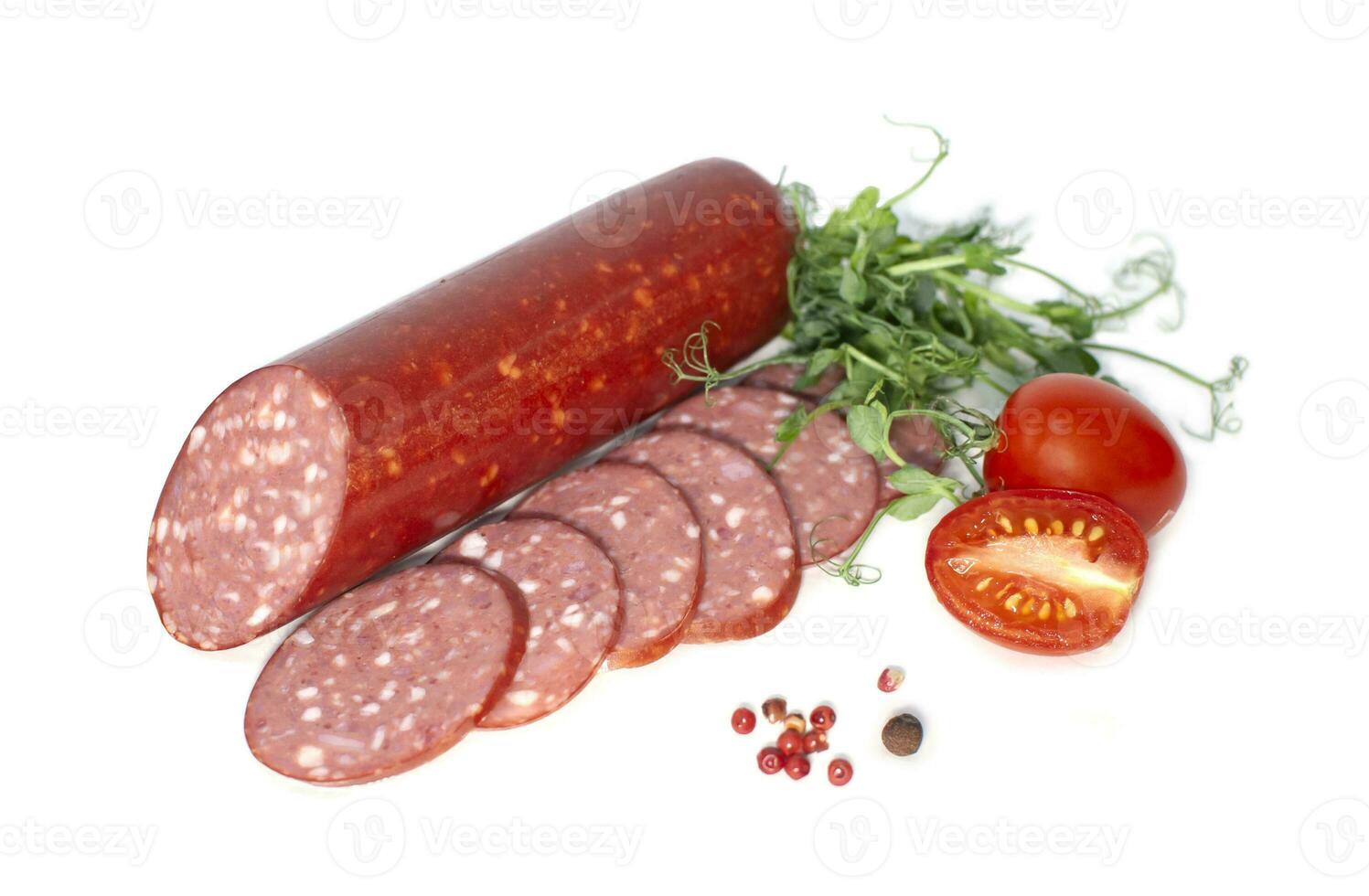 linguiça fatias com alecrim e cereja tomate. semi ou metade -defumado linguiça isolado em branco fundo. carne iguarias. Alto qualidade foto