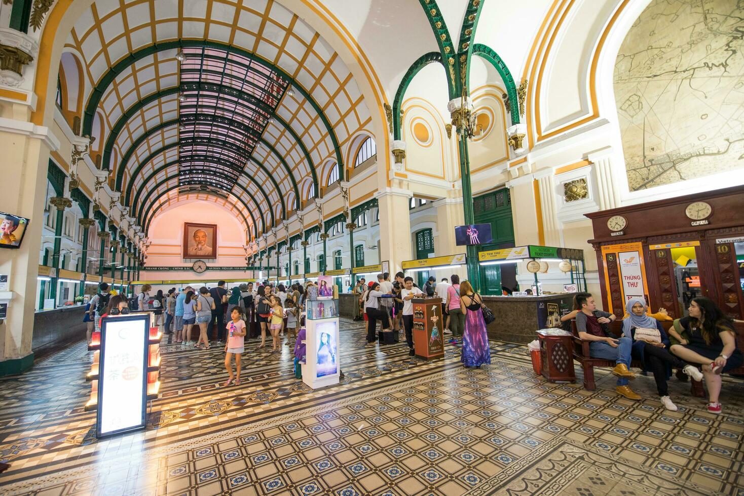 ho chi minh cidade, Vietnã - dezembro 11, 2016-interior do Saigon Centro postar escritório que ter sobre 130 anos história em dezembro 11, 2016. ho chi minh é a maior cidade dentro sulista do Vietnã foto