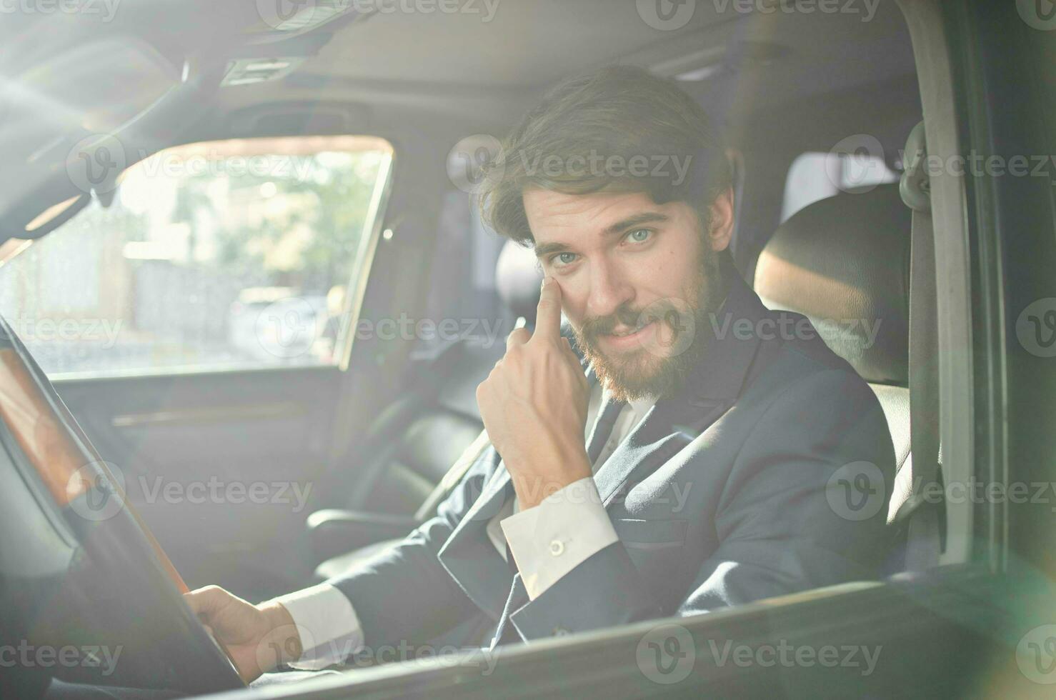 empresários dentro uma terno dentro uma carro uma viagem para trabalhos auto confiança foto
