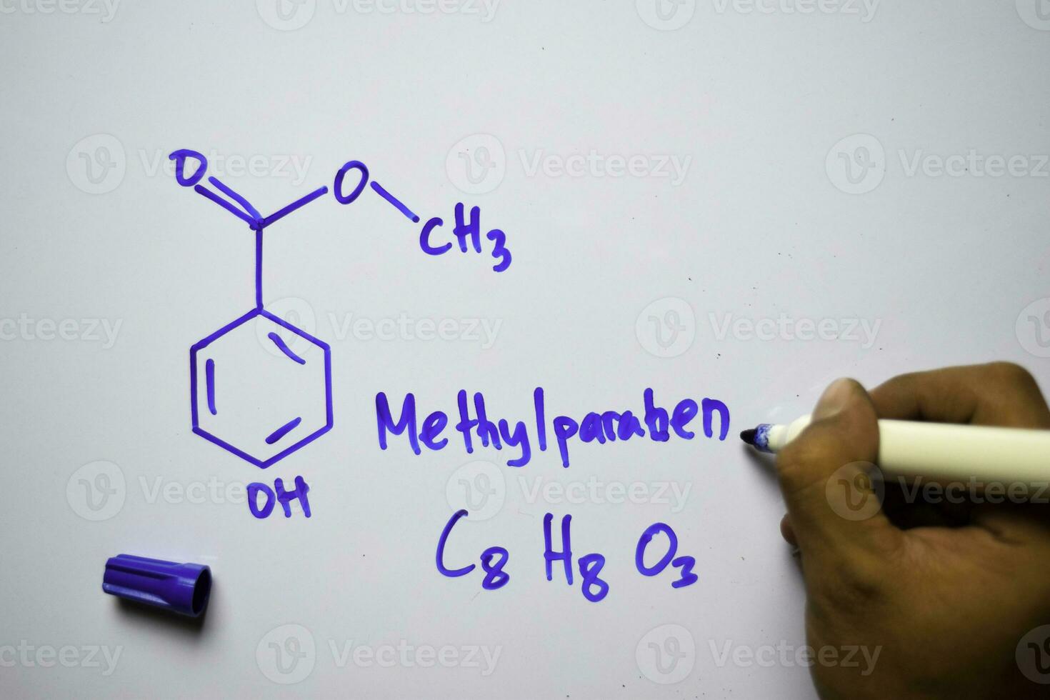 metilparabeno molécula escrito em a branco borda. estrutural químico Fórmula. Educação conceito foto