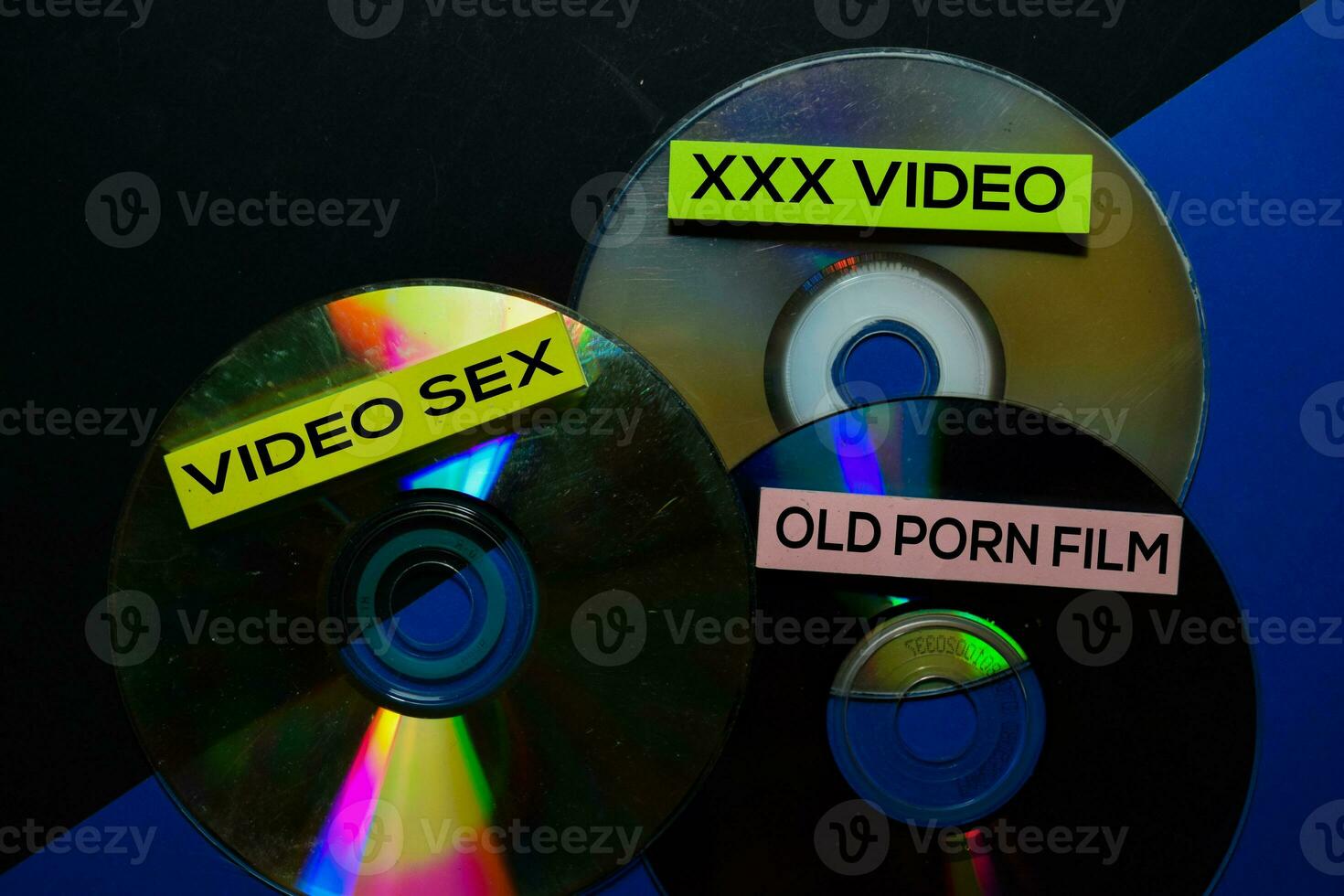 velho filmes sexo vídeo dentro compacto disco isolado em escrivaninha fundo foto