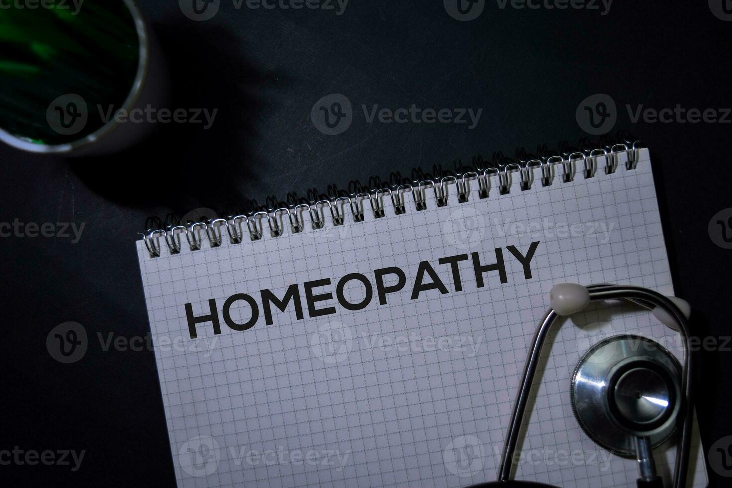homeopatia escrever em uma livro isolado em escritório escrivaninha. cuidados de saúde ou médico conceito foto