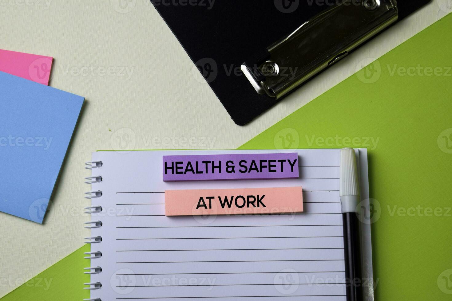 saúde e segurança às trabalhos texto em topo Visão escritório escrivaninha mesa do o negócio local de trabalho e o negócio objetos. foto