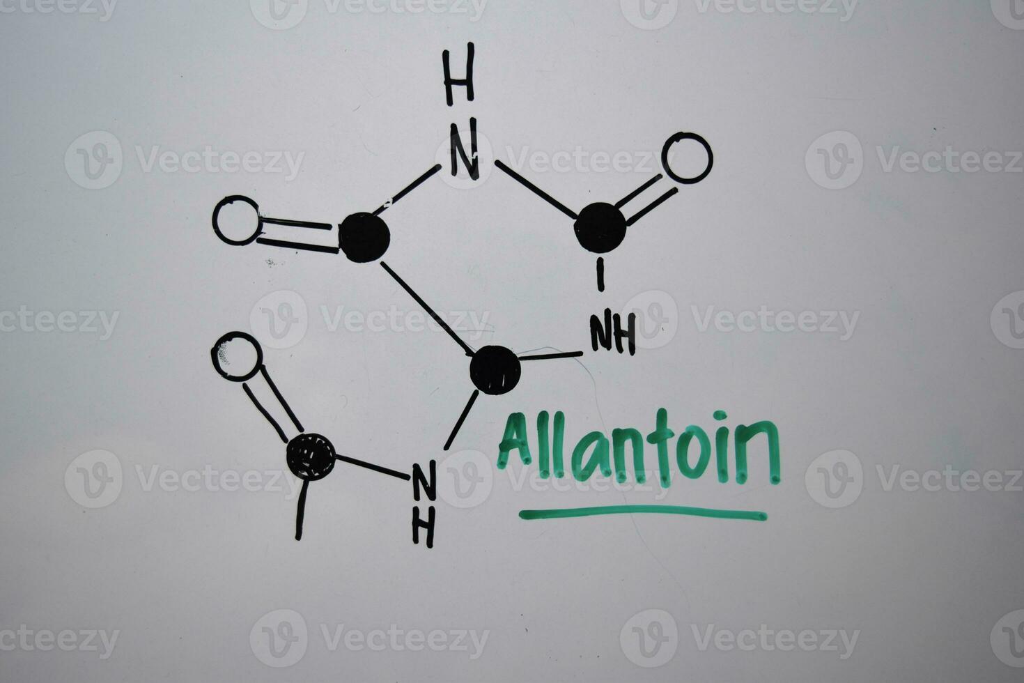 alantoína ou chamado 5-uredohidantoína molécula escrever em a branco borda. estrutural químico Fórmula. Educação conceito foto