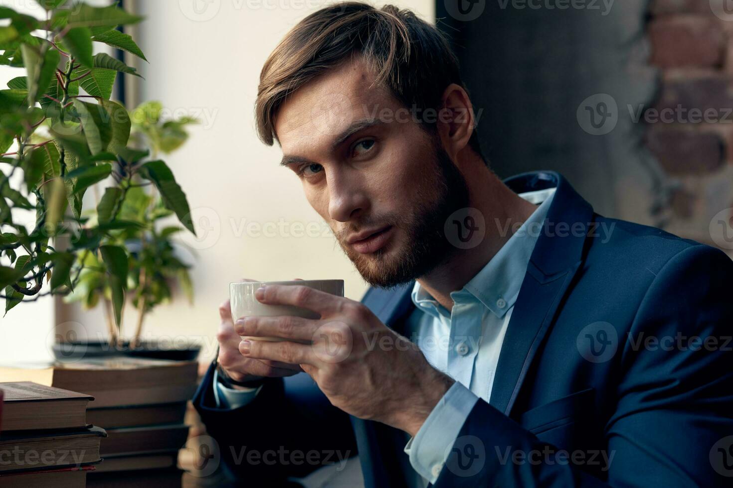 uma homem dentro uma terno bebidas café perto a janela do uma cafeteria. foto