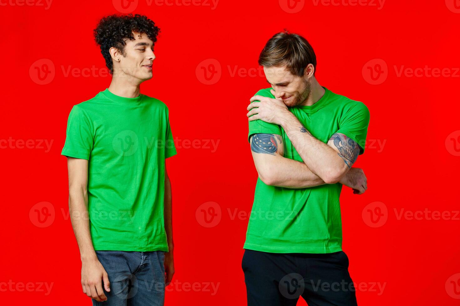 dois homens dentro verde Camisetas rir comunicação alegria foto