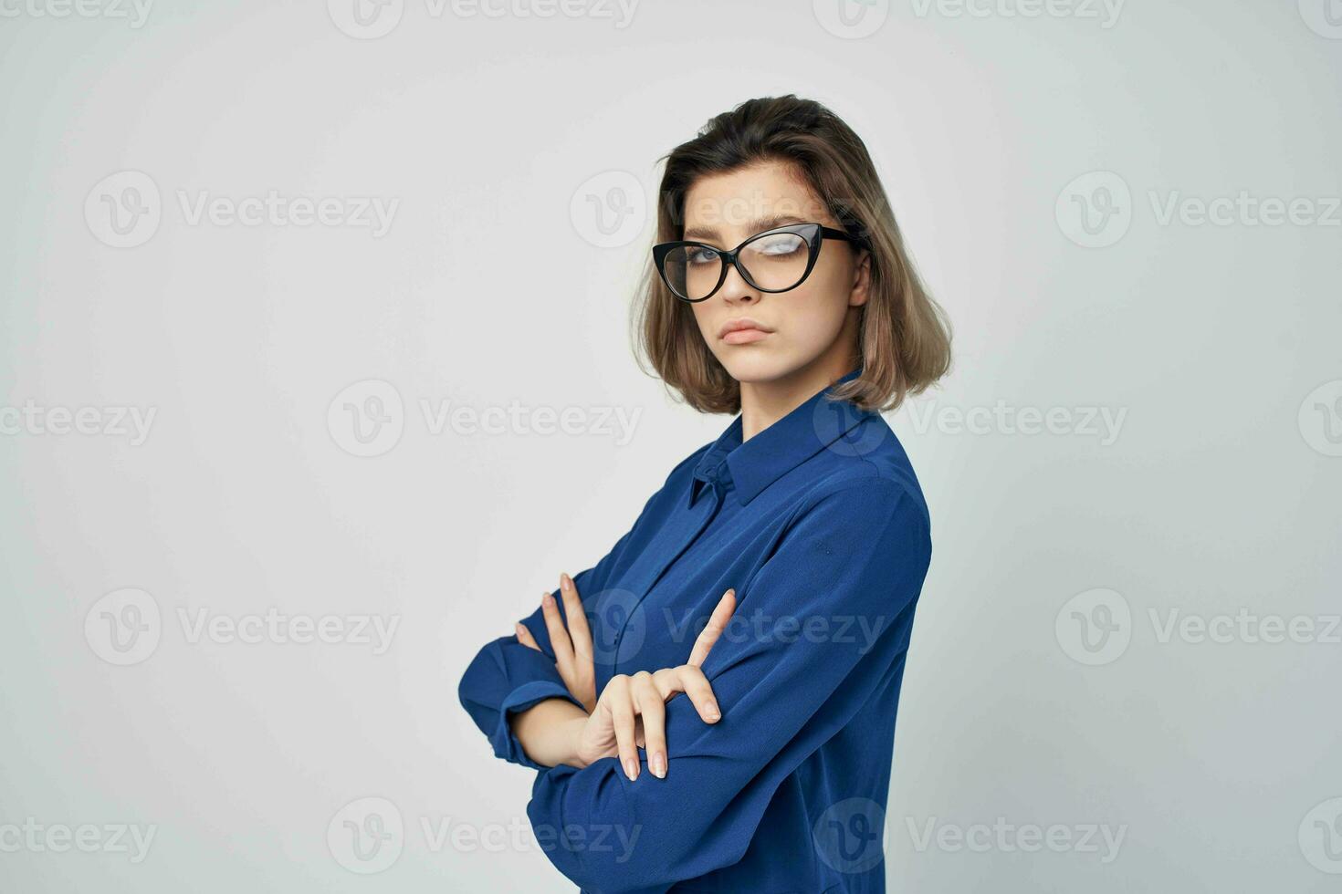 mulher dentro azul camisa vestindo óculos moda elegante posando estilo foto