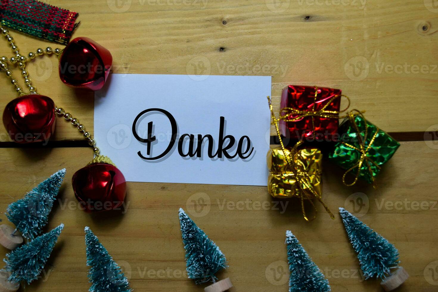 danke escrever em rótulo com de madeira fundo. isto significa obrigado você. quadro, Armação do Natal decoração. foto