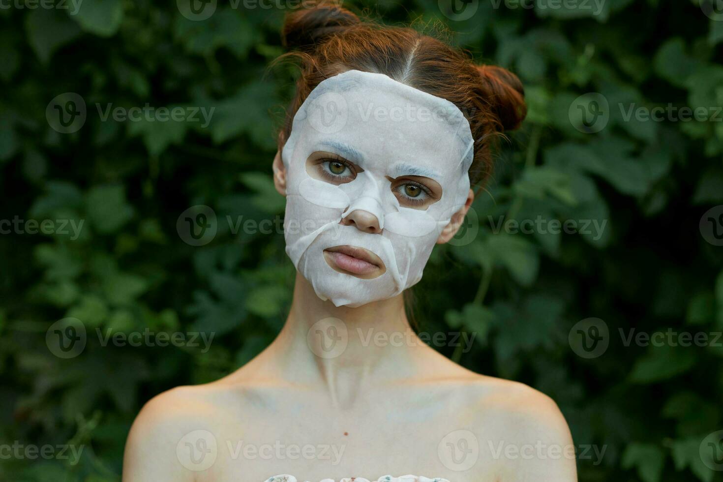 agradável mulher Cosmético mascarar cosmetologia cópia de espaço foto