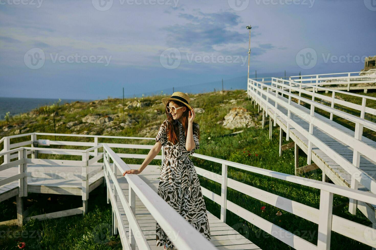 retrato do uma mulher dentro vestir andar luxo turismo verão natureza foto