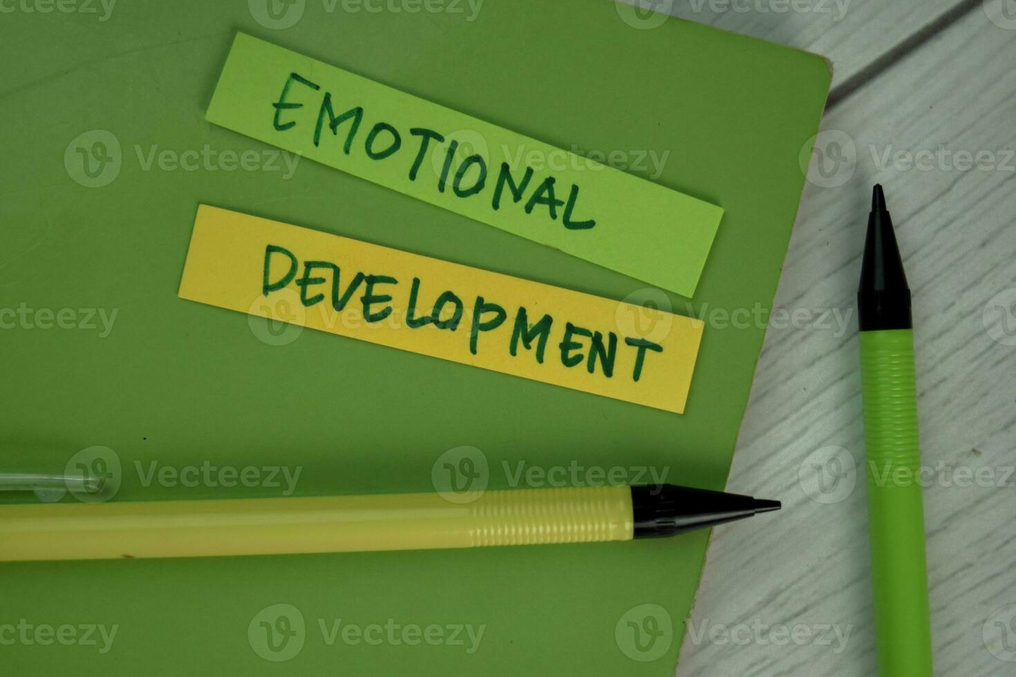 emocional desenvolvimento escrever em pegajoso notas isolado em de madeira mesa. foto