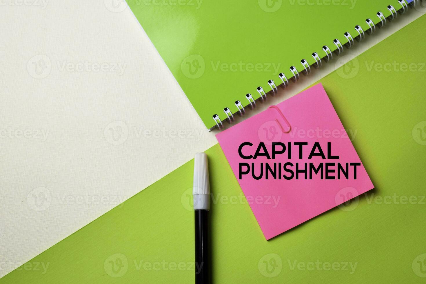 capital punição texto em topo Visão escritório escrivaninha mesa do o negócio local de trabalho e o negócio objetos. foto