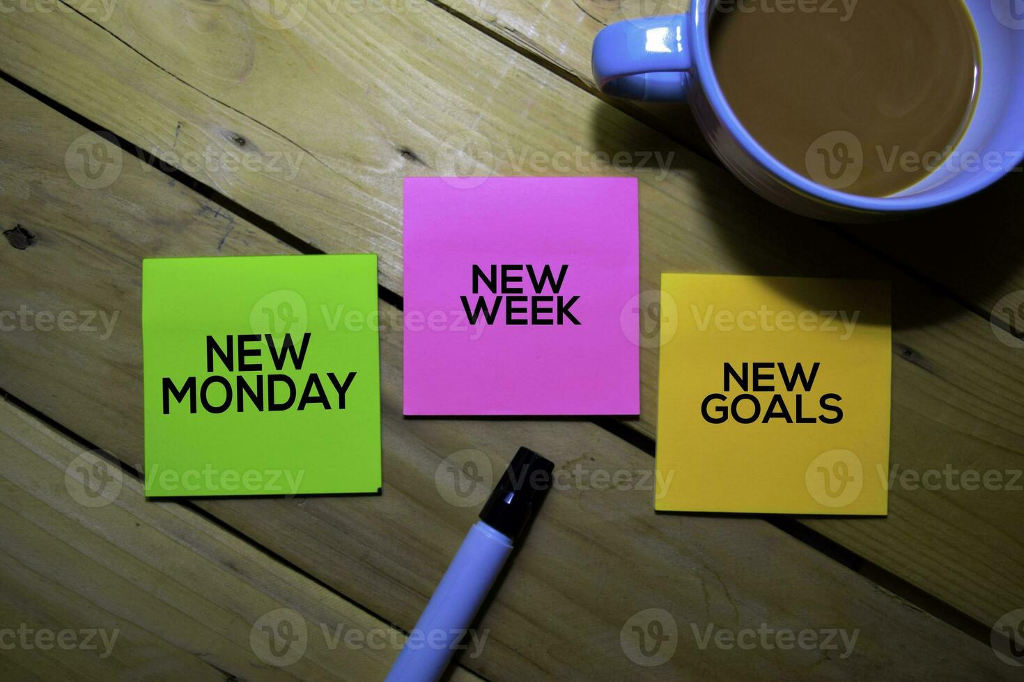 Novo Segunda-feira Novo semana Novo metas texto em pegajoso notas isolado em mesa fundo foto