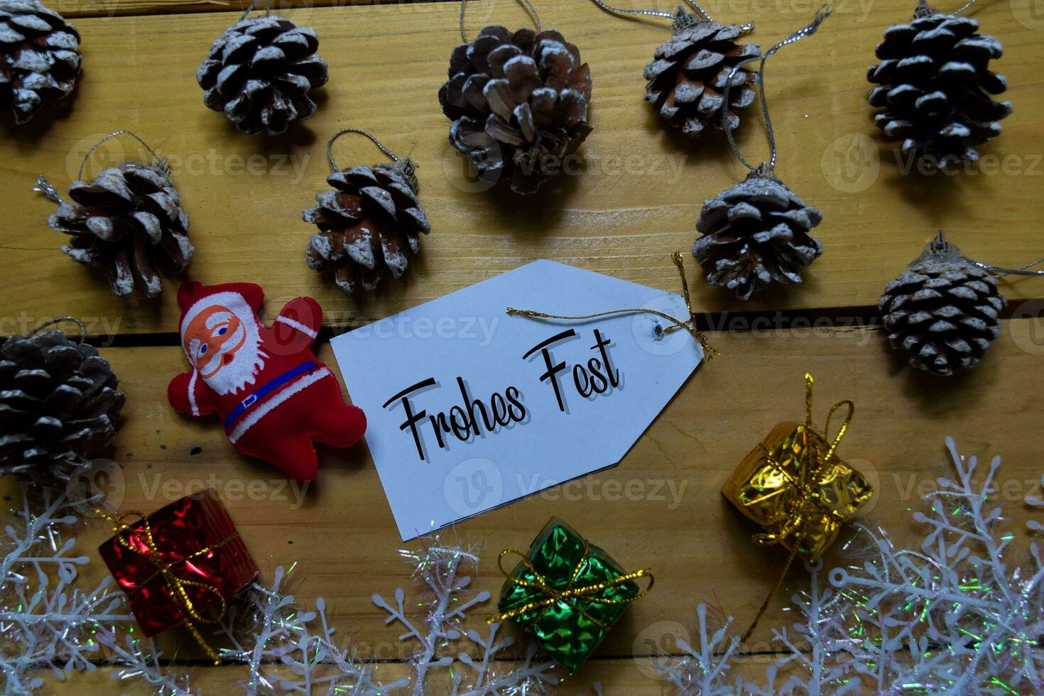 frohes Festival escrever em rótulo com de madeira fundo. isto significa alegre Natal. quadro, Armação do Natal decoração. foto