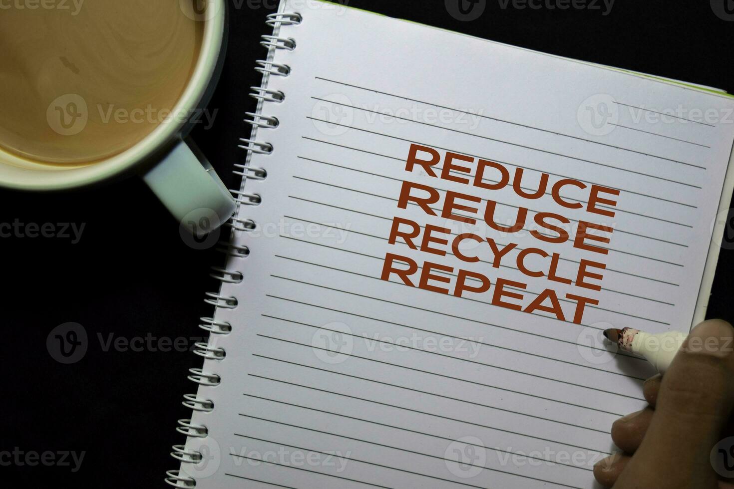 reduzir reuso reciclar repetir texto em a livro isolado em escritório escrivaninha fundo foto