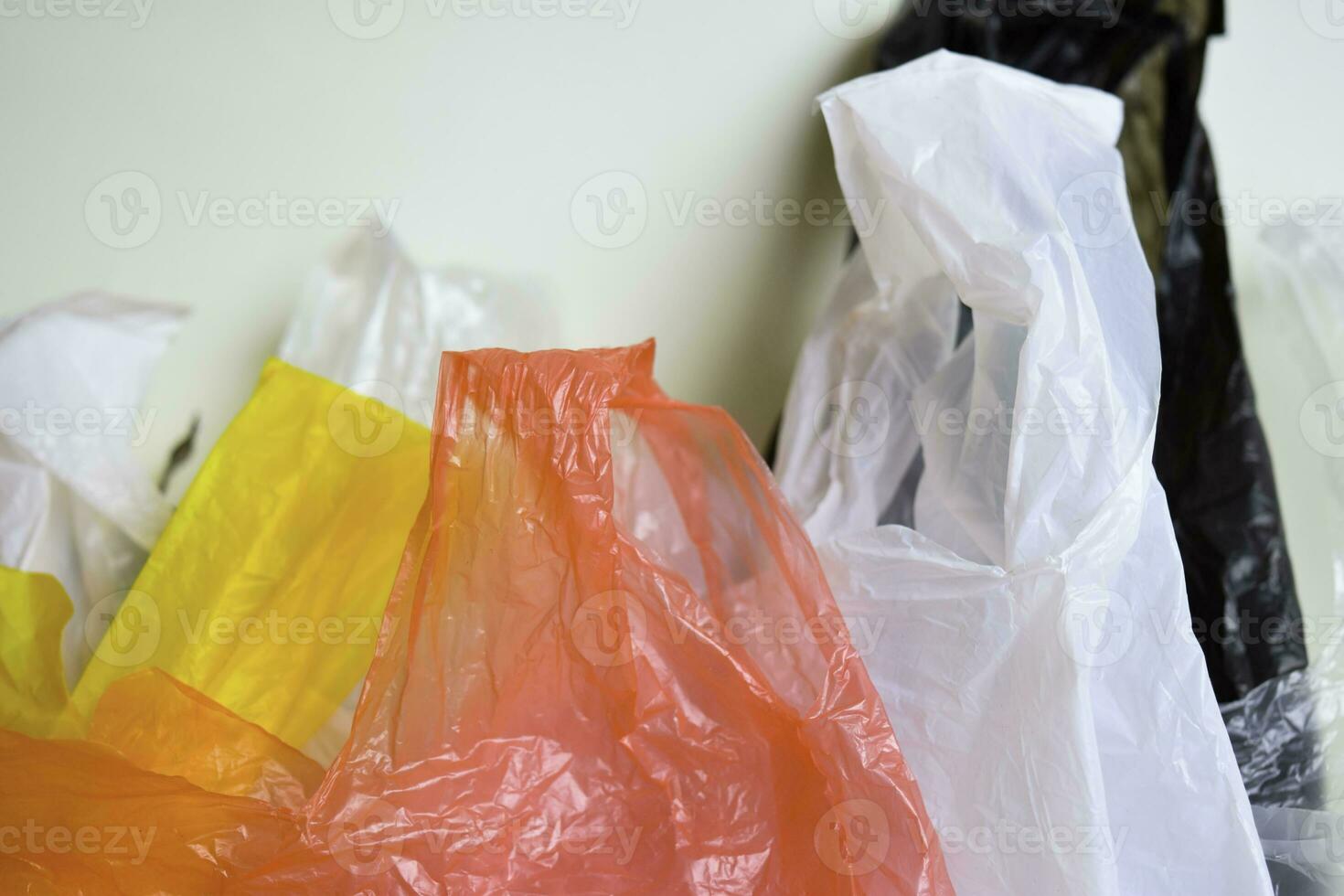 dizer não para plástico bolsas - não Mais plástico conceito isolado branco fundo foto