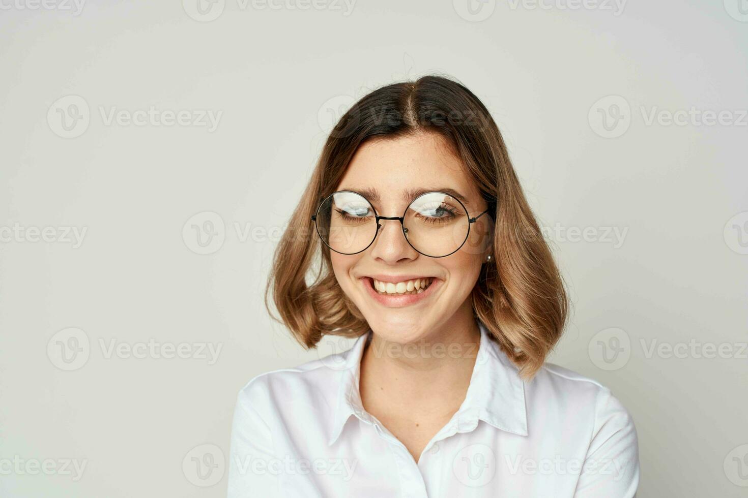 alegre o negócio mulher dentro camisa e óculos Gerente trabalhos estúdio foto