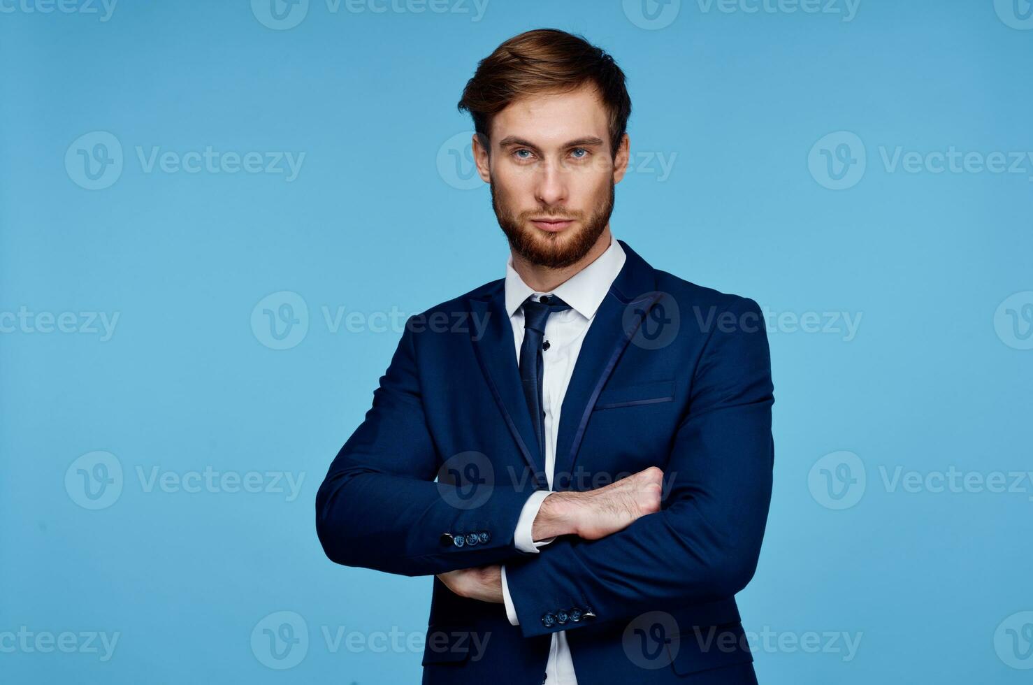 bonito homem dentro terno auto confiança oficial azul fundo foto