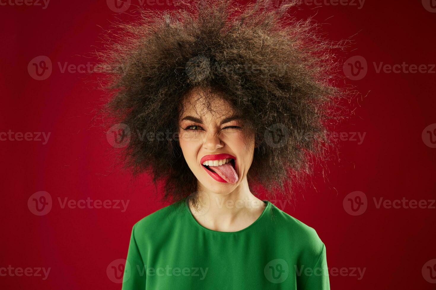 retrato do uma encantador senhora afro Penteado verde vestir emoções fechar-se cor fundo inalterado foto