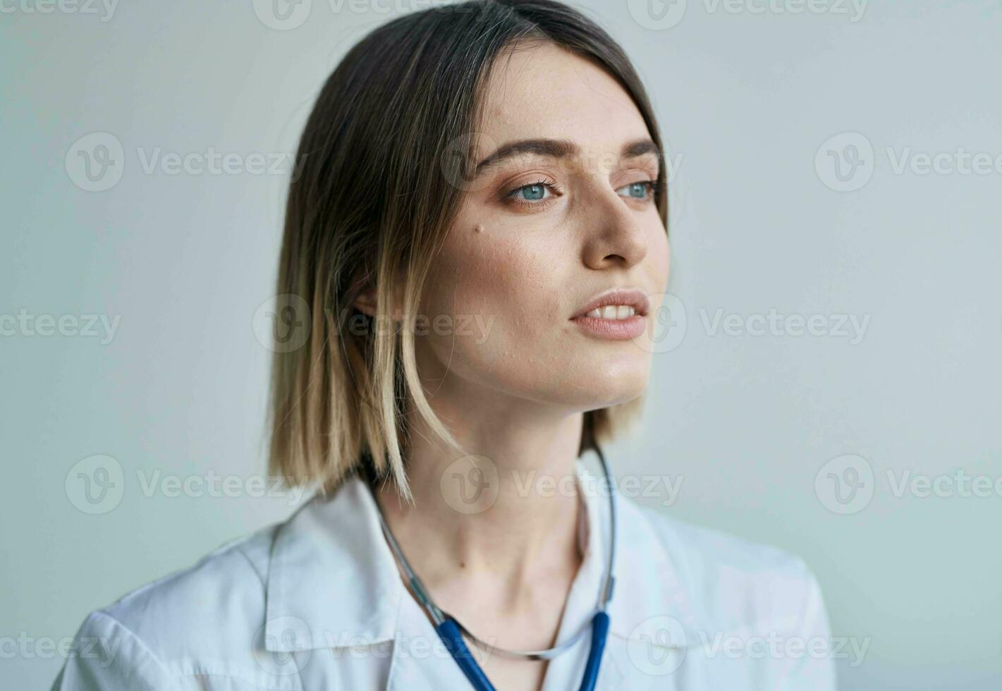 médico médico vestido enfermeira estetoscópio saúde luz fundo foto