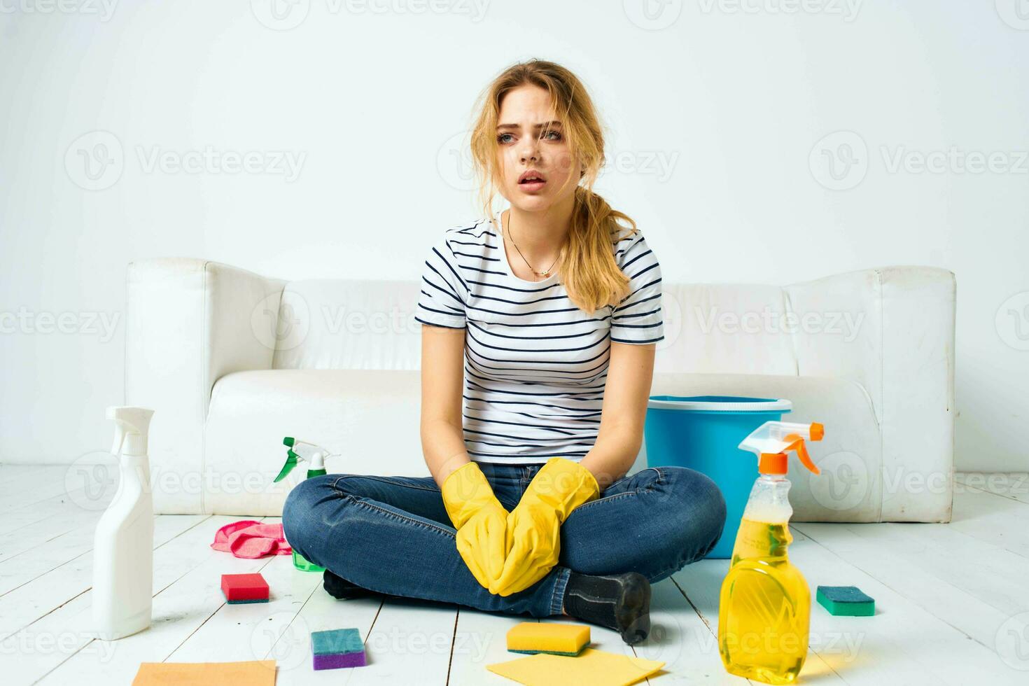 cansado mulher dona de casa limpeza detergente estilo de vida quarto foto