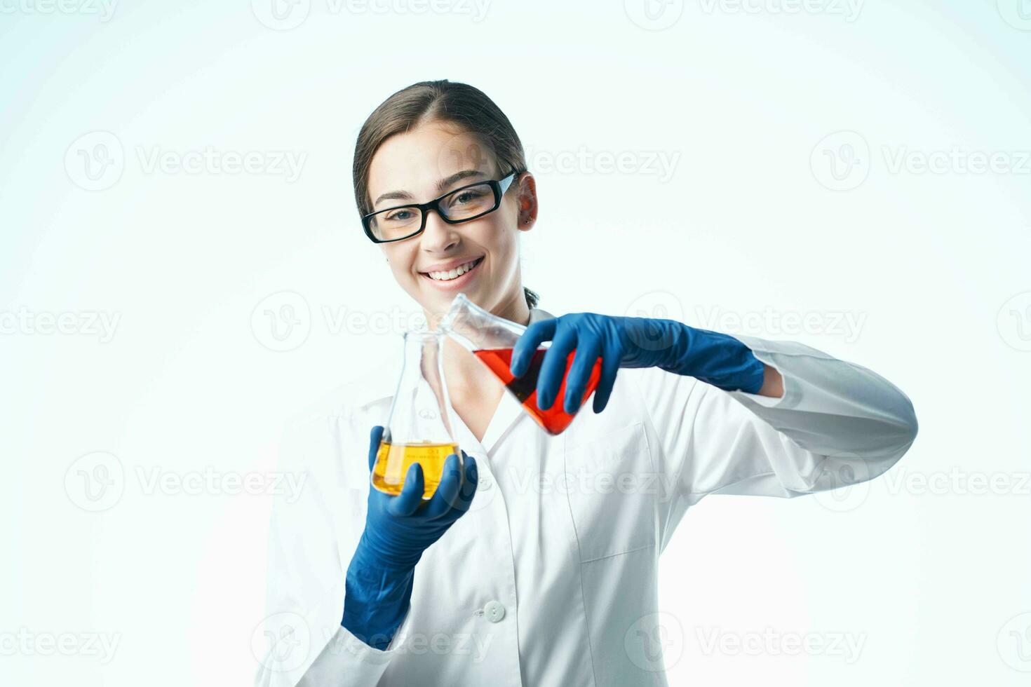 alegre mulher dentro uma branco casaco análise química experimentos foto