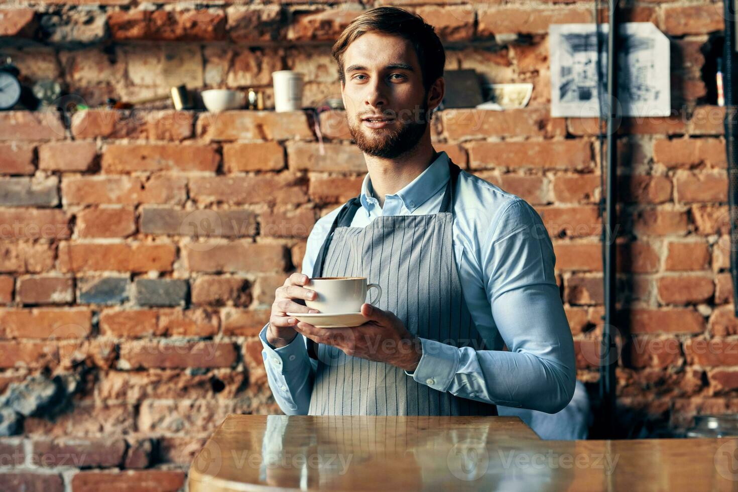 masculino garçom avental café copo profissional barista trabalhos foto