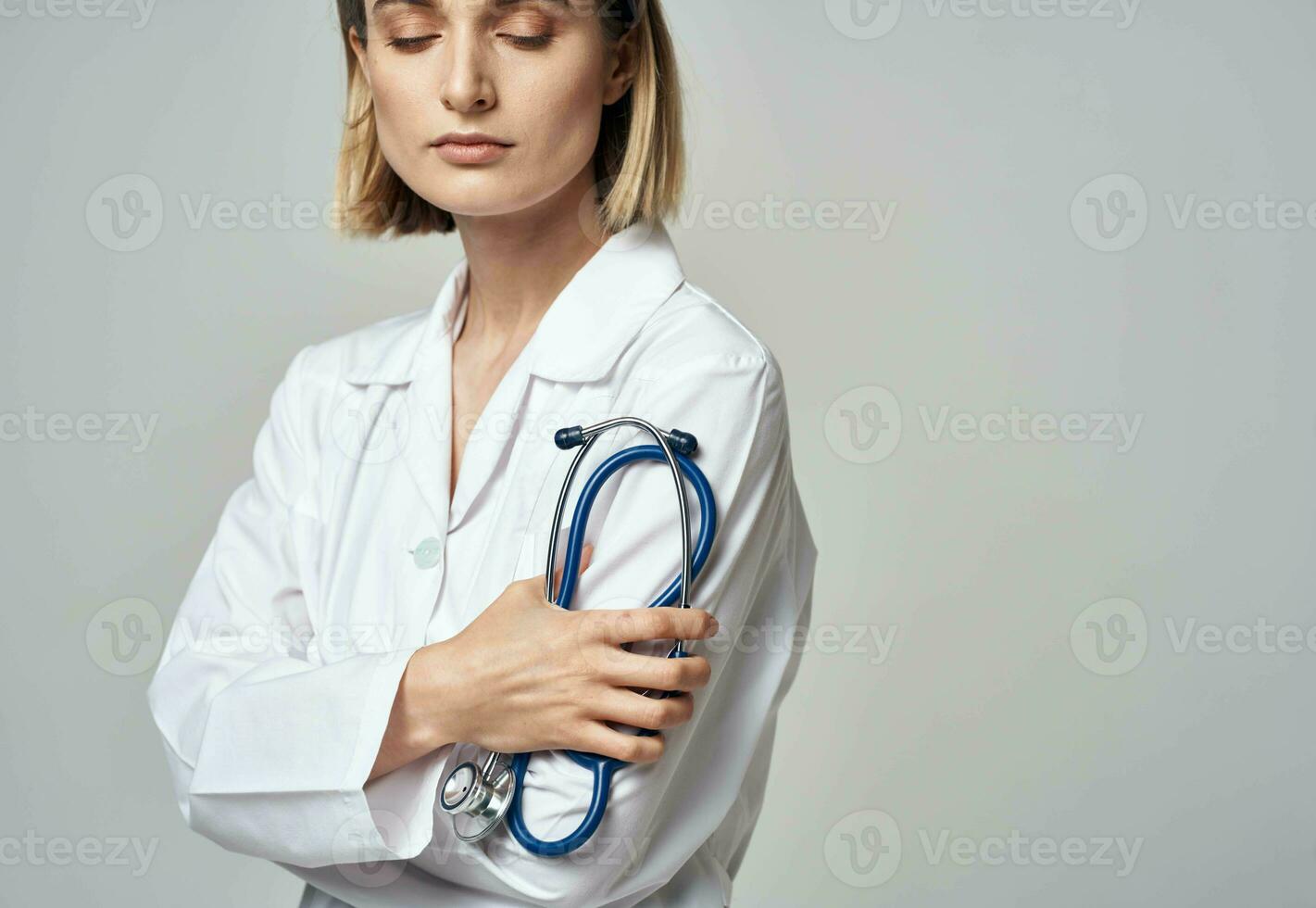 mulher dentro branco casaco médico e estetoscópio dentro mão foto