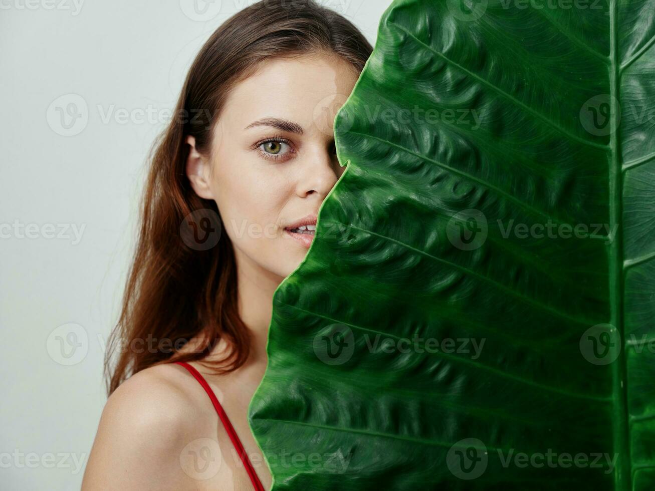 bonita mulher dentro uma roupa de banho grande verde folha fechar-se exótico foto
