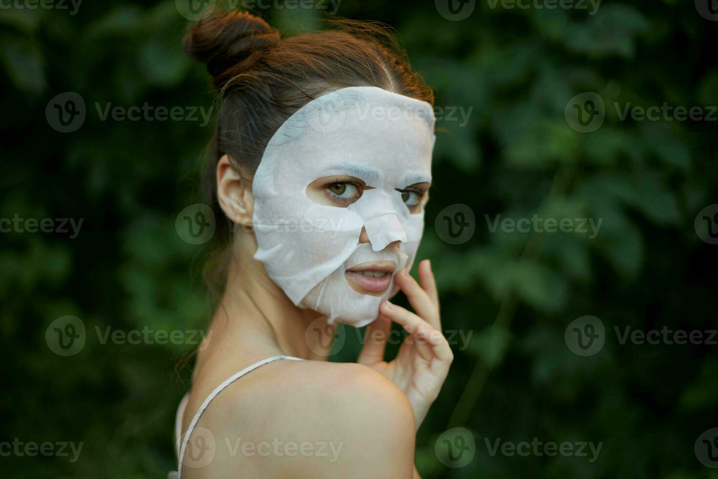 retrato do uma menina nu ombros costas Visão face mascarar cosmetologia foto