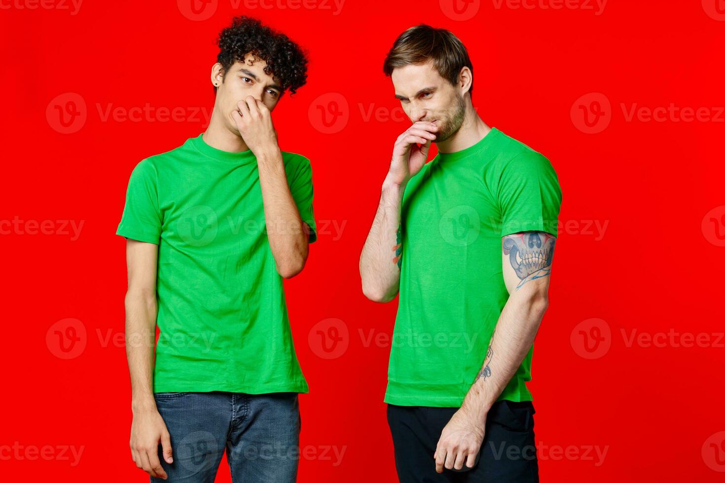 alegre amigos dentro verde Camisetas gesticulando com mãos emoções foto