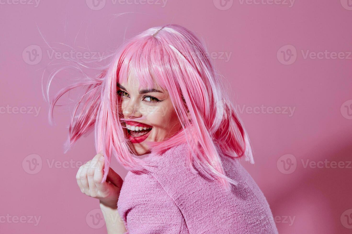 lindo elegante menina Rosa Jaqueta segurando cabelo cosméticos cor fundo inalterado foto