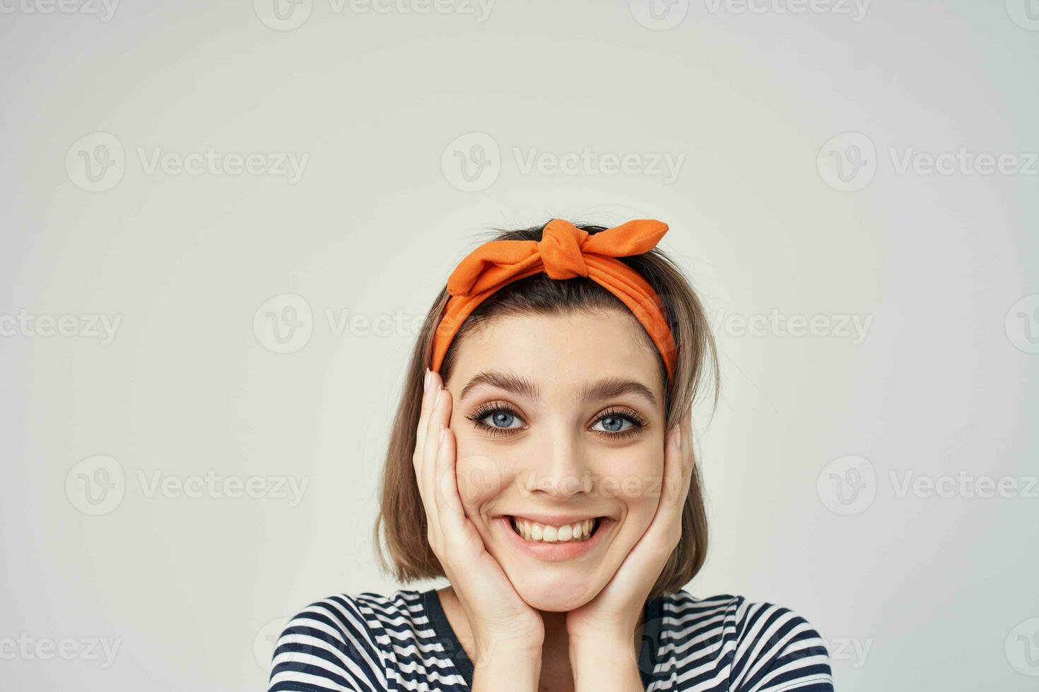 bonita mulher com laranja arco de cabelo moda decoração posando emoção foto