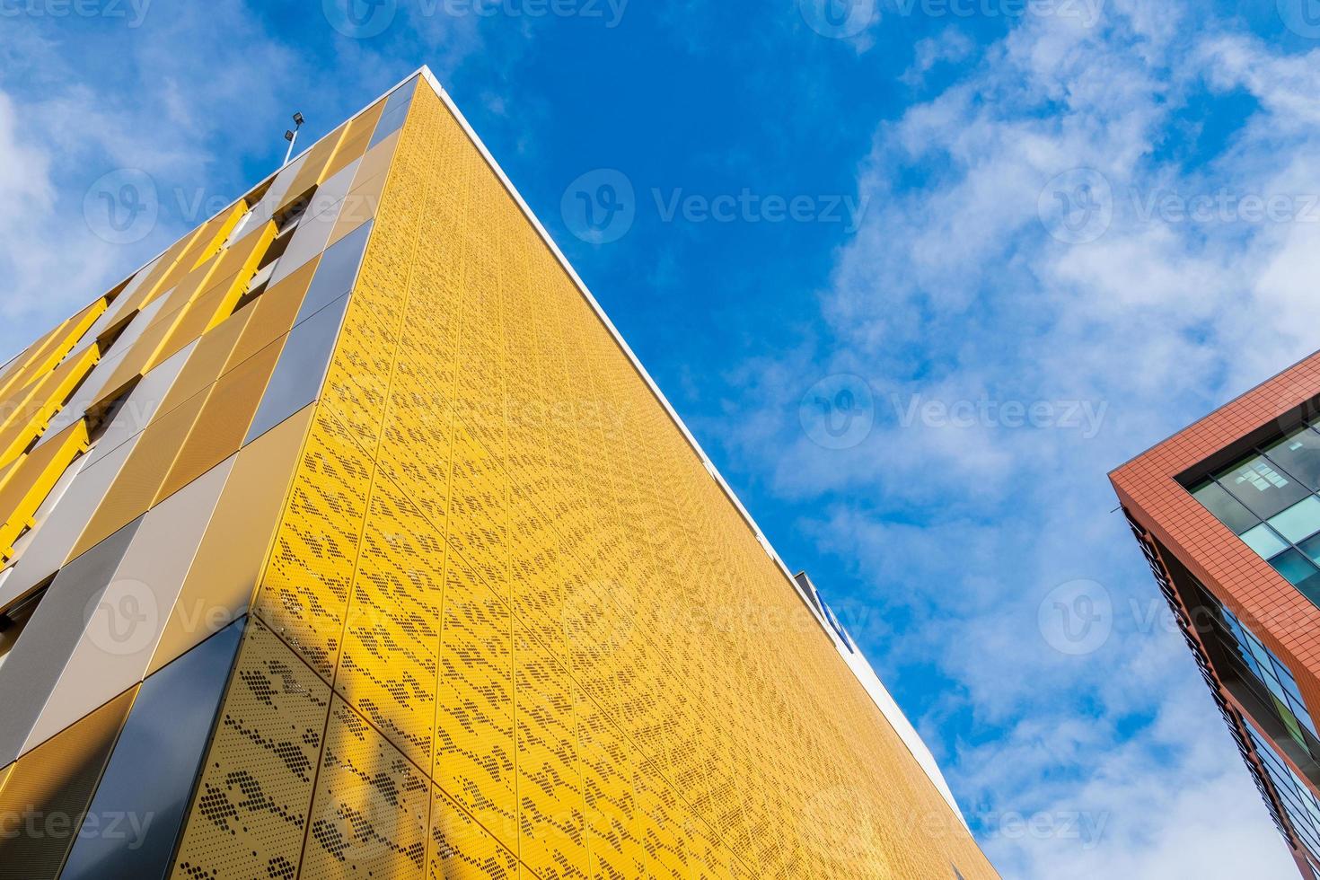 cores e formas contrastantes em fachadas de edifícios em contraste com o céu em manchester, reino unido foto