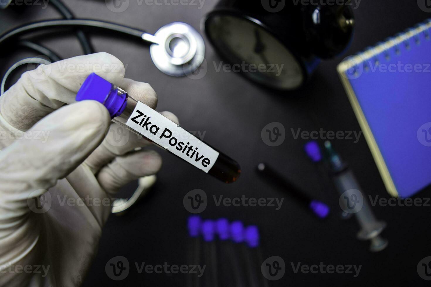 zika positivo texto com sangue amostra. topo Visão isolado em Preto fundo. cuidados de saúde médico conceito foto