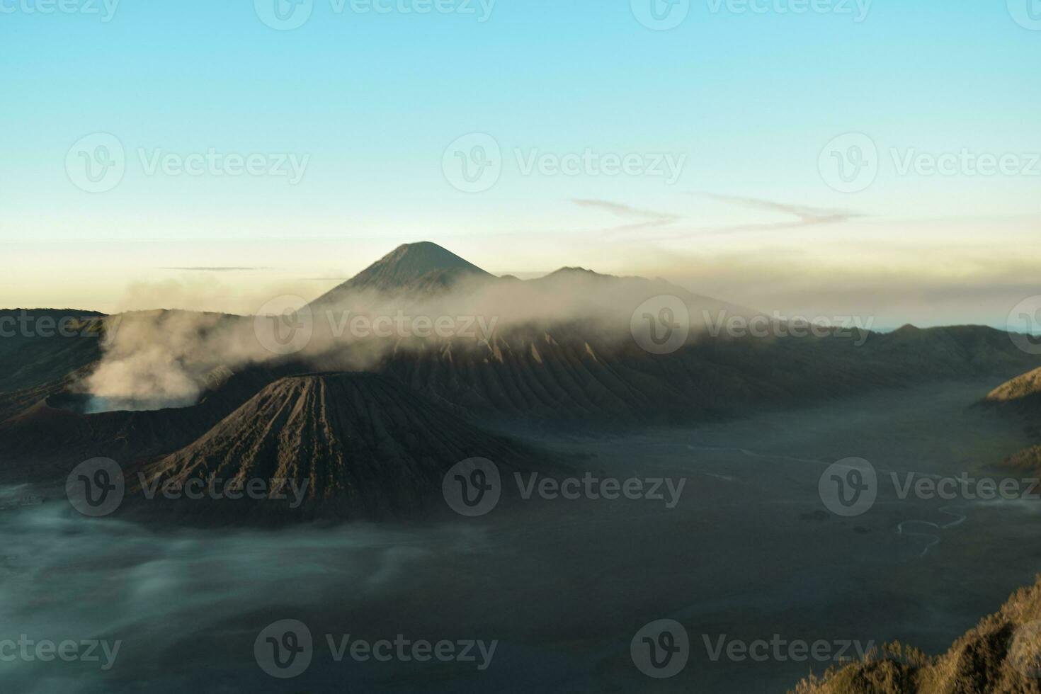 lindo colorida nascer do sol sobre montar bromo e selvagem ilha dentro montar bromo nacional parque foto